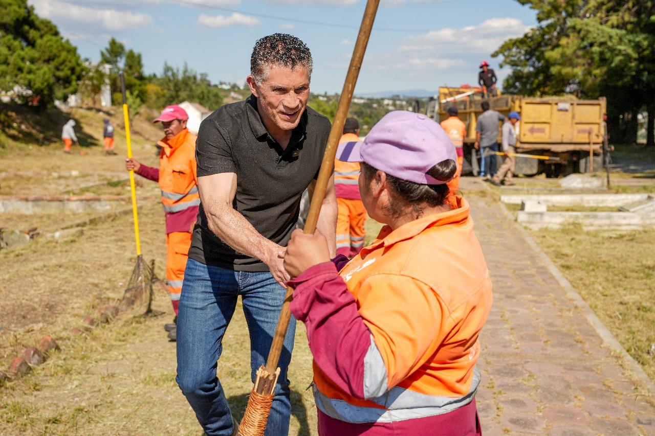 Gobierno de Alfonso Sánchez García rehabilita panteones para recibir a familias en Día de Muertos
